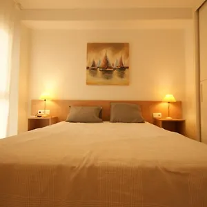 En A 300 M De La Playa, Con Patio Y Salida Directa A Calle Apartamento